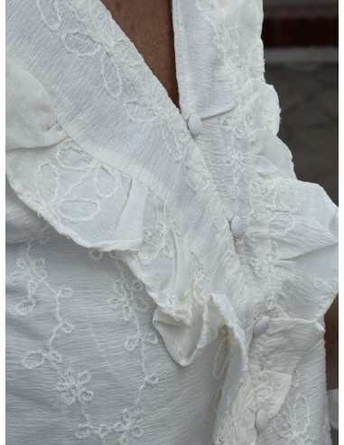 Camisa cruda con bordado tono sobre tono y...