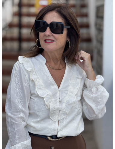 Camisa cruda con bordado tono sobre tono y...