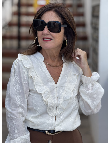 Camisa cruda con bordado tono sobre tono y escote pico