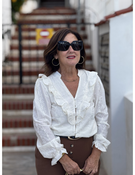 Camisa cruda con bordado tono sobre tono y escote pico