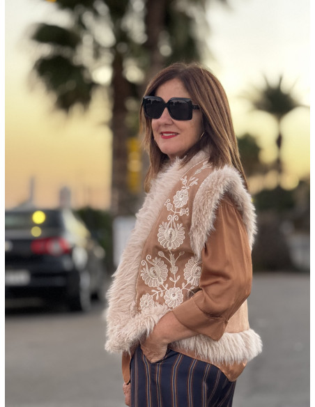 Chaleco de antelina acolchado en color camel con pelo sintético