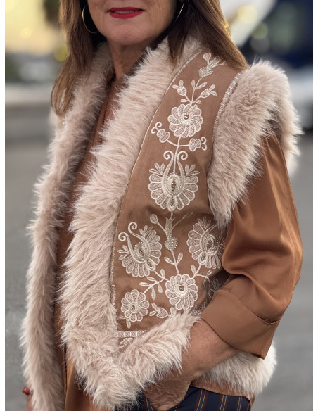Chaleco de antelina acolchado en color camel con pelo sintético