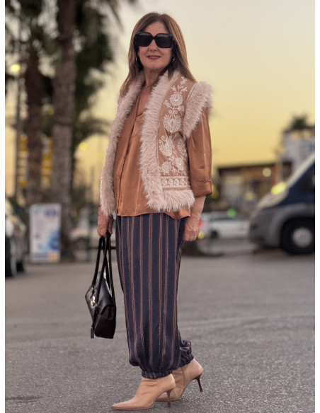 Chaleco de antelina acolchado en color camel con pelo sintético