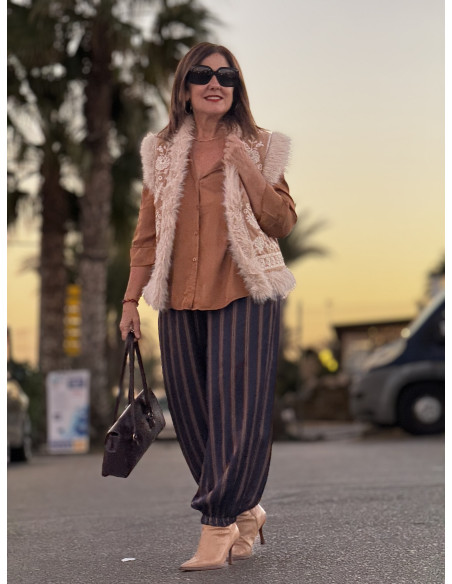 Chaleco de antelina acolchado en color camel con pelo sintético