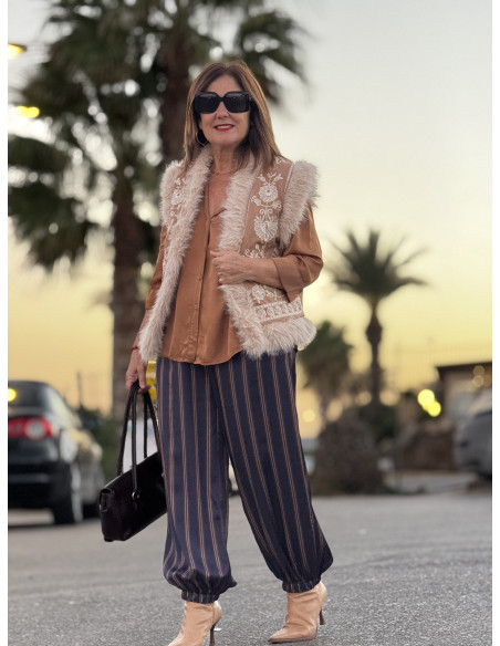 Chaleco de antelina acolchado en color camel con pelo sintético