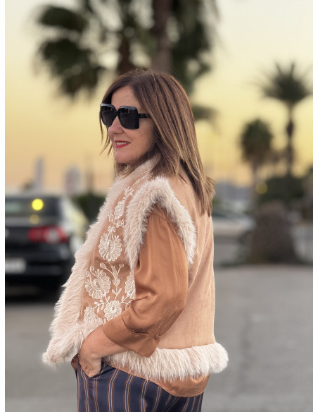 Chaleco de antelina acolchado en color camel con pelo sintético