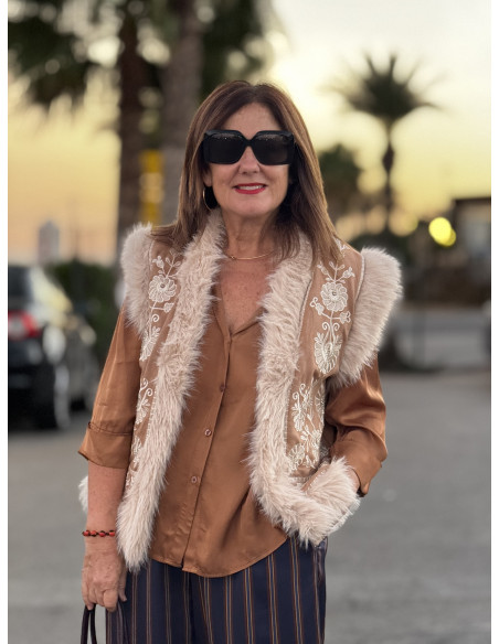 Chaleco de antelina acolchado en color camel con pelo sintético