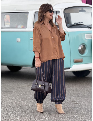 Camisa satén marrón con escote pico