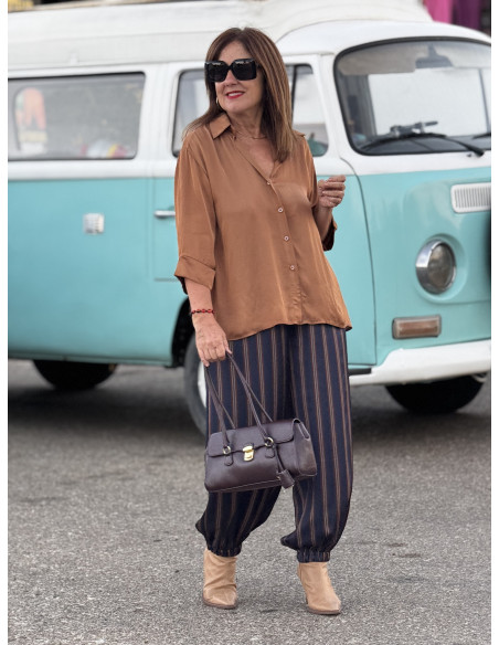 Camisa satén marrón con escote pico