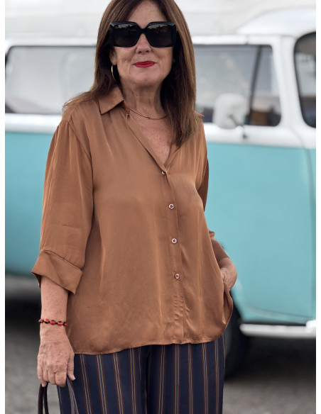 Camisa satén marrón con escote pico