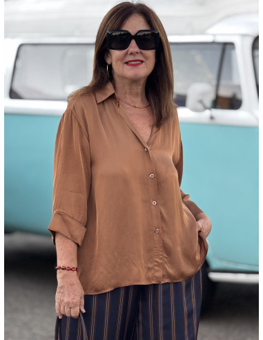 Camisa satén marrón con escote pico