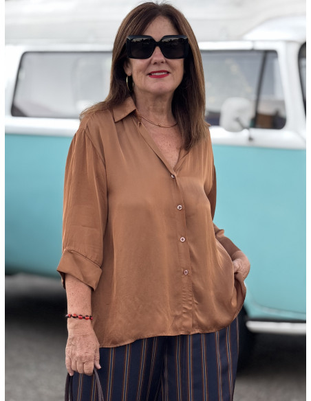 Camisa satén marrón con escote pico
