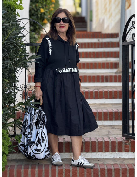 Vestido combinado con capucha y dibujo de graffiti en la espalda