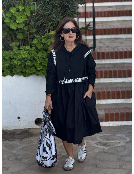 Vestido combinado con capucha y dibujo de graffiti en la espalda