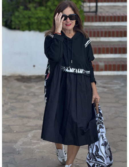 Vestido combinado con capucha y dibujo de graffiti en la espalda