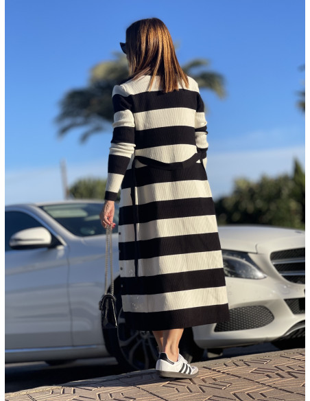 🖤 Vestido Camisero de Punto Blanco y Negro