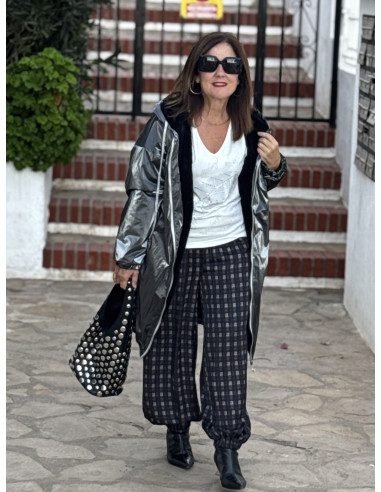 Abrigo metalizado en gris con borreguito interior