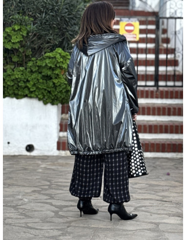 Abrigo metalizado en gris con borreguito interior