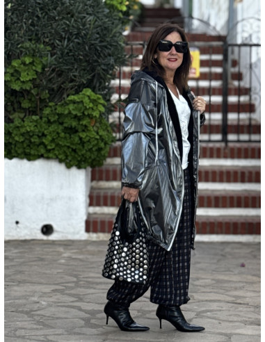 Abrigo metalizado en gris con borreguito interior