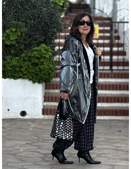 Abrigo metalizado en gris con borreguito interior