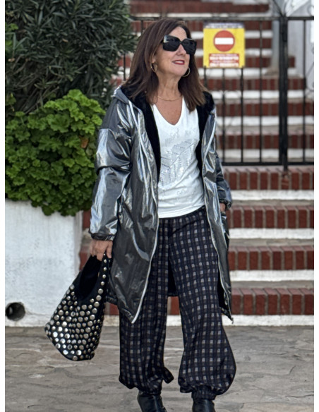 Abrigo metalizado en gris con borreguito interior