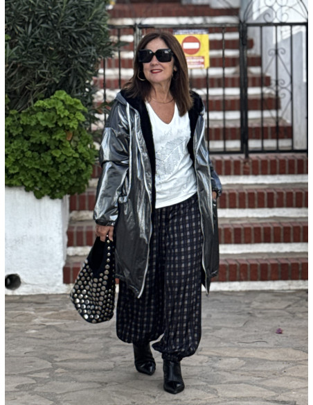 Abrigo metalizado en gris con borreguito interior