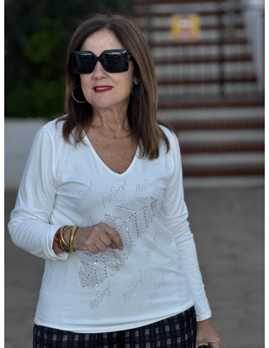 Camiseta blanca con escote pico y hoja en strass