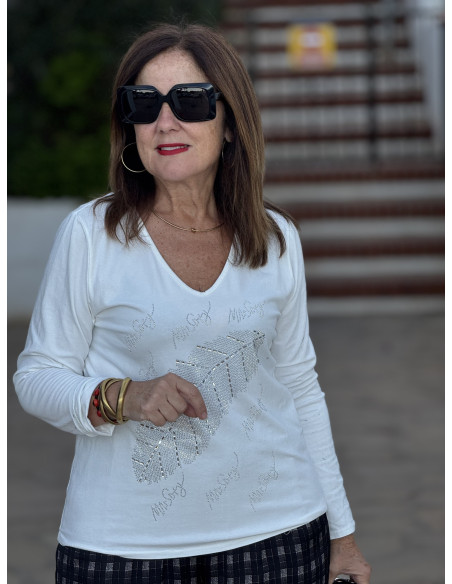 Camiseta blanca con escote pico y hoja en strass