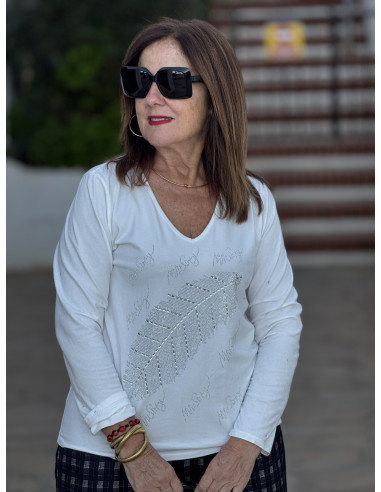 Camiseta blanca con escote pico y hoja en strass