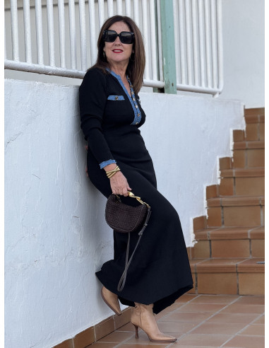 Vestido canalé negro con detalles denim