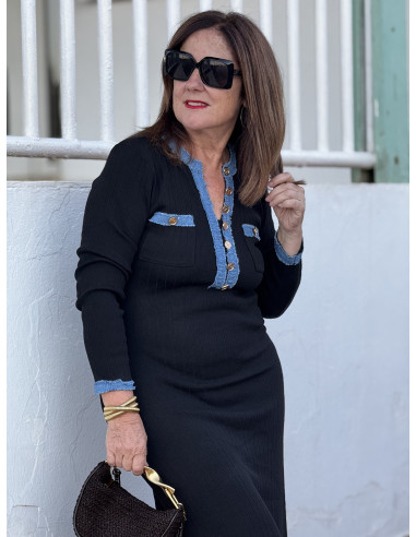 Vestido canalé negro con detalles denim