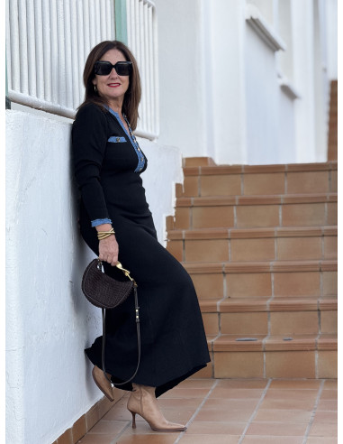 Vestido canalé negro con detalles denim
