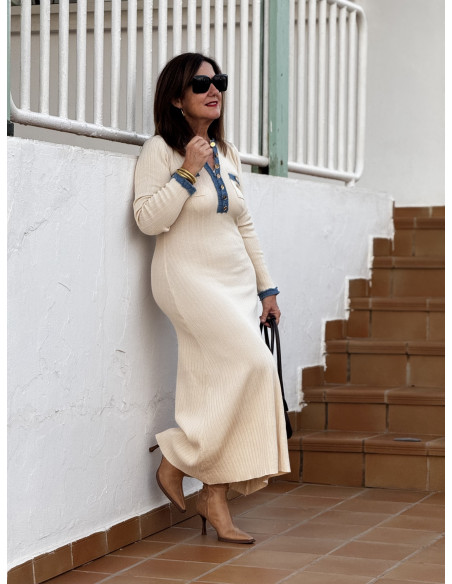 Vestido canalé crudo con detalles denim