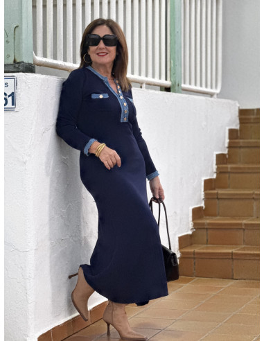 Vestido canalé azul marino con detalles denim