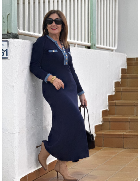 Vestido canalé azul marino con detalles denim