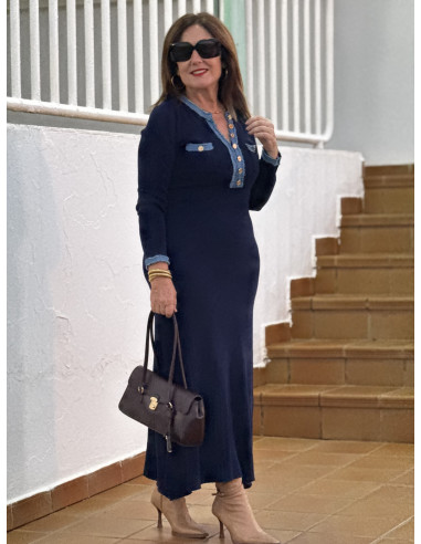 Vestido canalé azul marino con detalles denim
