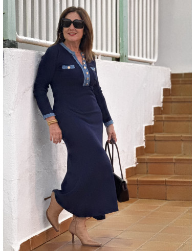 Vestido canalé azul marino con detalles denim
