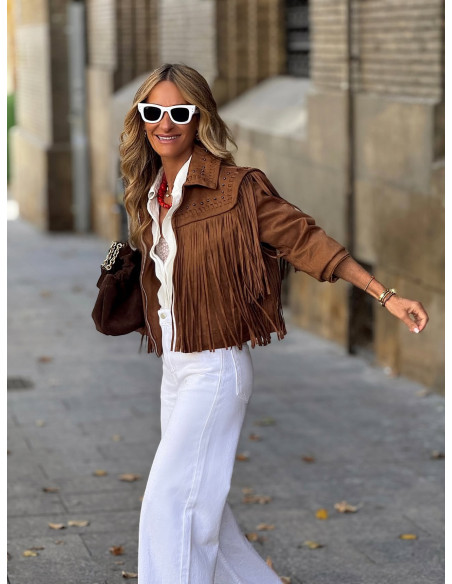 Chaqueta tipo ante marrón con flecos y detalles decorativos