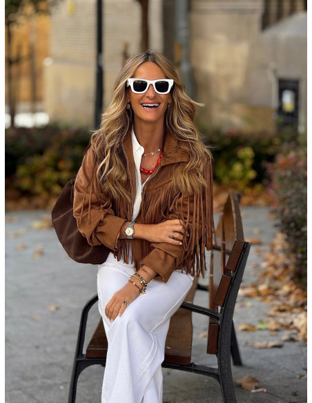 Chaqueta tipo ante marrón con flecos y detalles decorativos