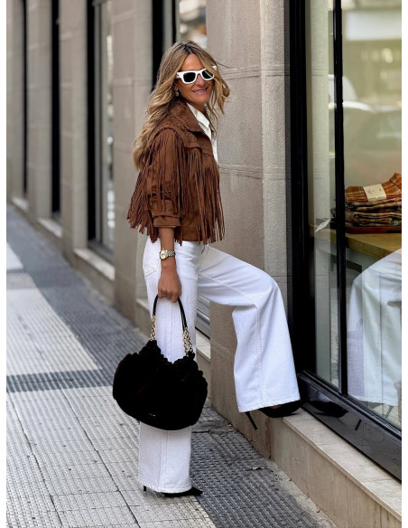 Chaqueta tipo ante marrón con flecos y detalles decorativos