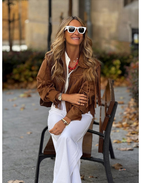 Chaqueta tipo ante marrón con flecos y detalles decorativos