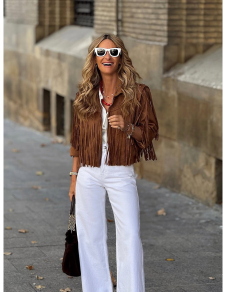 Chaqueta tipo ante marrón con flecos y detalles decorativos