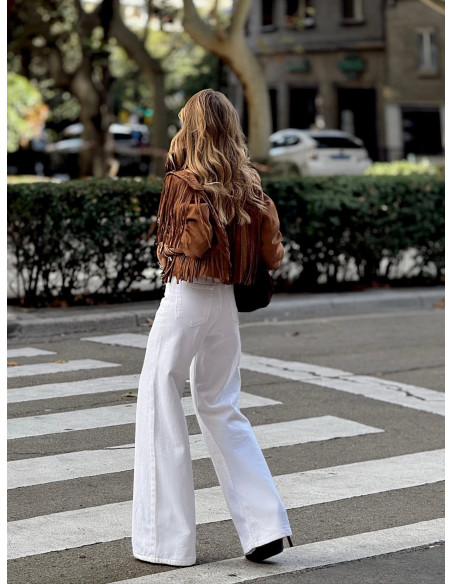 Chaqueta tipo ante marrón con flecos y detalles decorativos