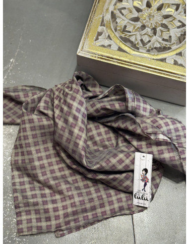 Pañuelo de cuadros en tonos morado y beige