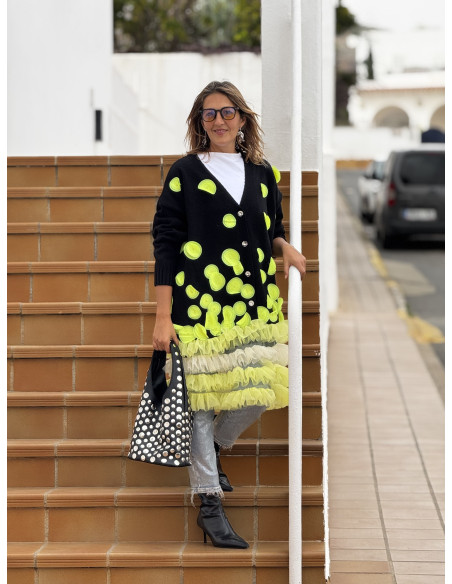 Abrigo de punto negro con tul en colores y cierre de botones