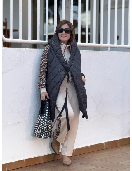 Chaleco acolchado negro con capucha y lazada ajustable