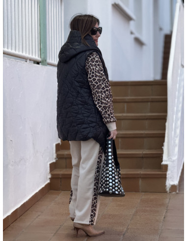 Chaleco acolchado negro con capucha y lazada...