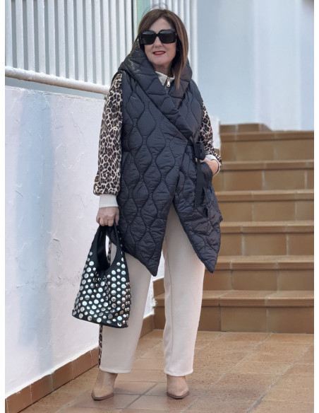 Chaleco acolchado negro con capucha y lazada ajustable