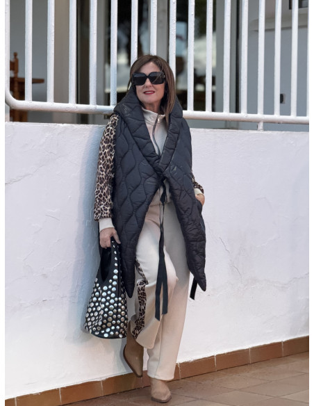 Chaleco acolchado negro con capucha y lazada ajustable