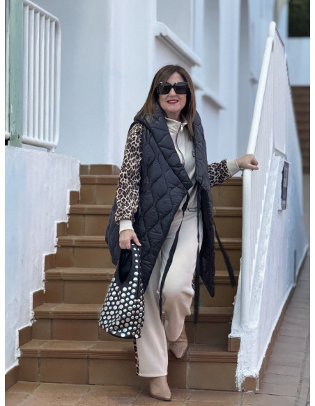Chaleco acolchado negro con capucha y lazada ajustable